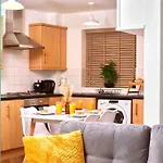 Headingley, Sleeps 5 - Free Parking, Wifi & Serviced Workspace - Family & Work Relocations - Weekly & Monthly Rates Leeds (West Yorkshire)