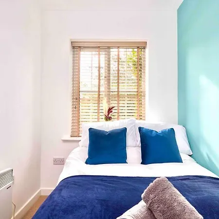 Headingley, Sleeps 5 - Free Parking, Wifi & Serviced Workspace - Family & Work Relocations - Weekly & Monthly Rates