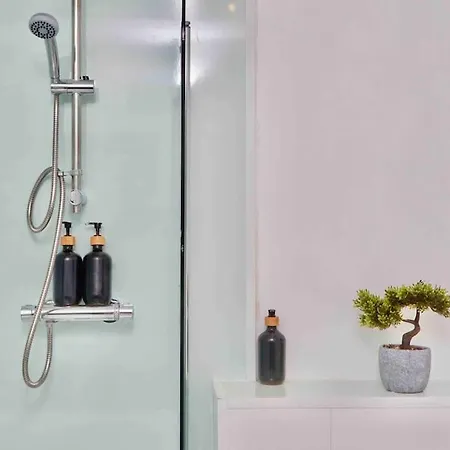 Central Headingley - Work & Family Relocations - Free Parking