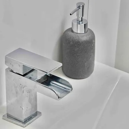 Central Headingley - Work & Family Relocations - Free Parking Appartement *