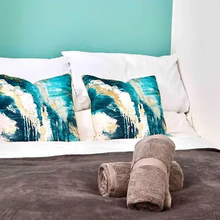 Central Headingley - Work & Family Relocations - Free Parking Leeds (West Yorkshire)