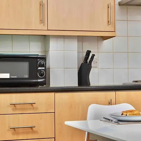 Central Headingley, Sleeps 5 - Free Parking, Wifi & Serviced Workspace - Family & Work Relocations - Weekly & Monthly Rates *