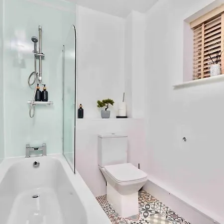 Central Headingley - Work & Family Relocations - Free Parking * Leeds (West Yorkshire)