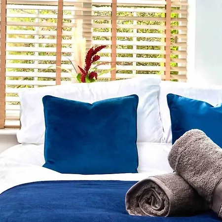 Headingley, Sleeps 5 - Free Parking, Wifi & Serviced Workspace - Family & Work Relocations - Weekly & Monthly Rates *