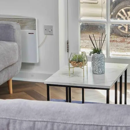 Central Headingley, Sleeps 5 - Free Parking, Wifi & Serviced Workspace - Family & Work Relocations - Weekly & Monthly Rates