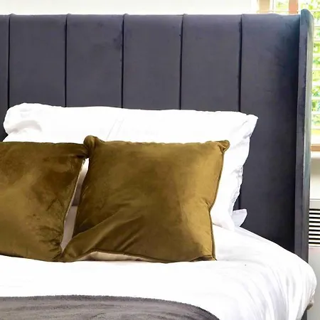 Central Headingley - Work & Family Relocations - Free Parking * Leeds (West Yorkshire)