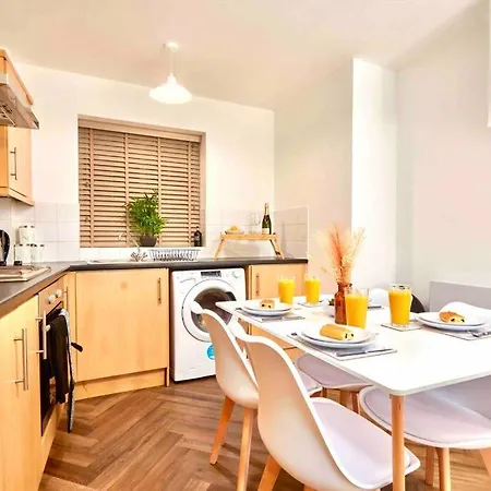 Headingley, Sleeps 5 - Free Parking, Wifi & Serviced Workspace - Family & Work Relocations - Weekly & Monthly Rates Лідс