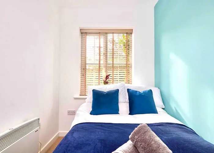 Headingley, Sleeps 5 - Free Parking, Wifi & Serviced Workspace - Family & Work Relocations - Weekly & Monthly Rates