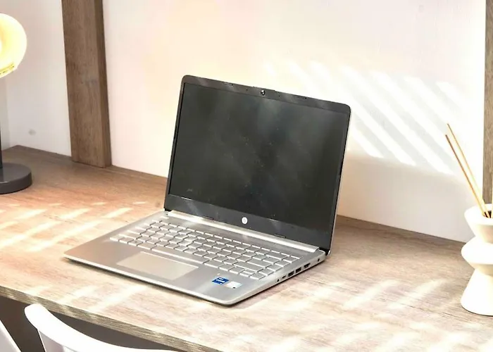 Headingley, Sleeps 5 - Free Parking, Wifi & Serviced Workspace - Family & Work Relocations - Weekly & Monthly Rates