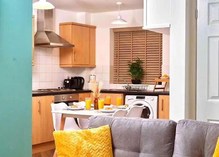 Central Headingley, Sleeps 5 - Free Parking, Wifi & Serviced Workspace - Family & Work Relocations - Weekly & Monthly Rates Лідс