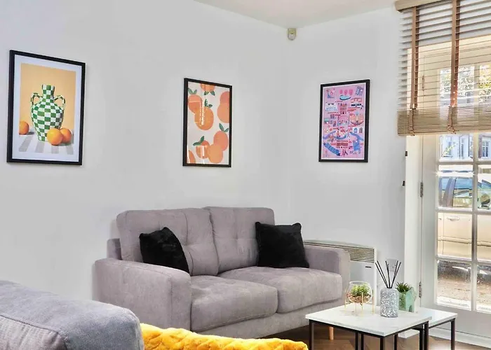 Central Headingley, Sleeps 5 - Free Parking, Wifi & Serviced Workspace - Family & Work Relocations - Weekly & Monthly Rates Апартаменти