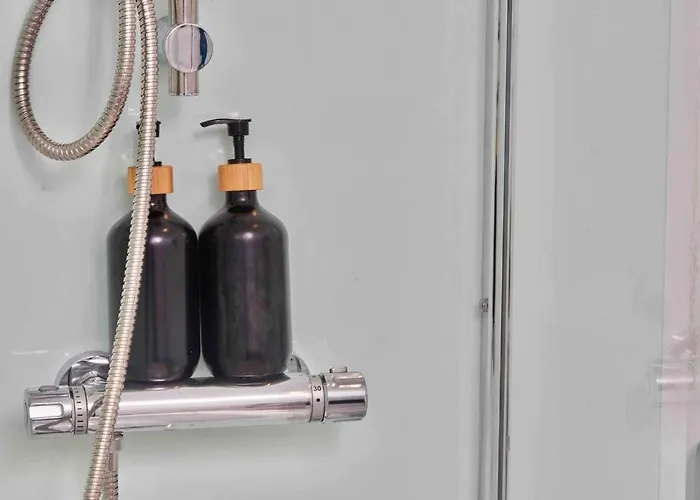 Central Headingley, Sleeps 5 - Free Parking, Wifi & Serviced Workspace - Family & Work Relocations - Weekly & Monthly Rates *