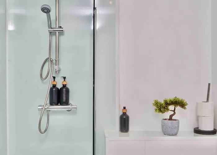 Central Headingley, Sleeps 5 - Free Parking, Wifi & Serviced Workspace - Family & Work Relocations - Weekly & Monthly Rates