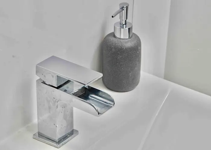 Central Headingley - Work & Family Relocations - Free Parking Apartment *