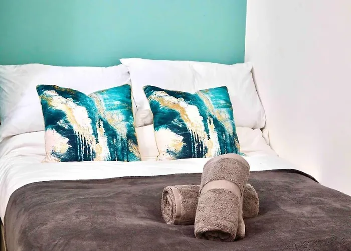 Central Headingley - Work & Family Relocations - Free Parking Leeds (West Yorkshire)