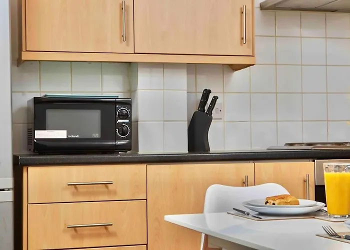 Headingley, Sleeps 5 - Free Parking, Wifi & Serviced Workspace - Family & Work Relocations - Weekly & Monthly Rates *