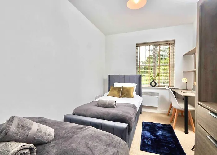 Central Headingley - Work & Family Relocations - Free Parking * Leeds (West Yorkshire)