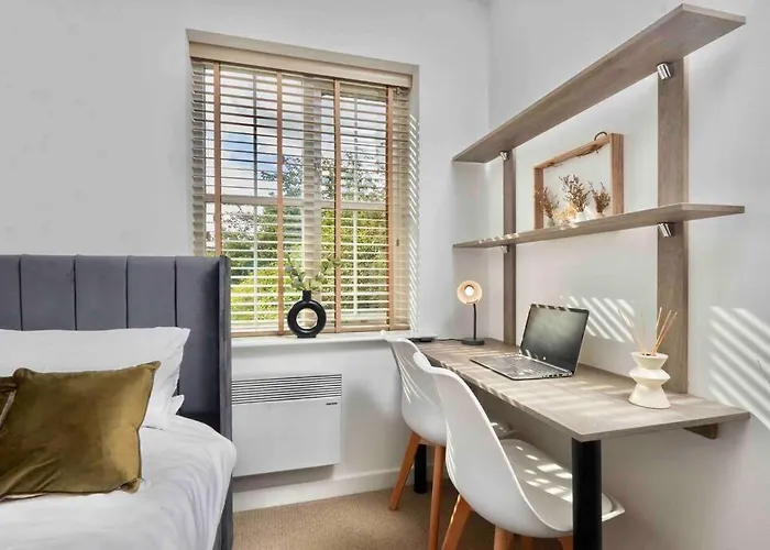 Central Headingley, Sleeps 5 - Free Parking, Wifi & Serviced Workspace - Family & Work Relocations - Weekly & Monthly Rates Апартаменти Лідс