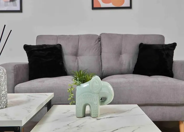 Central Headingley - Work & Family Relocations - Free Parking Apartment