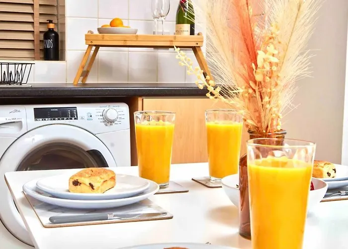 Headingley, Sleeps 5 - Free Parking, Wifi & Serviced Workspace - Family & Work Relocations - Weekly & Monthly Rates *