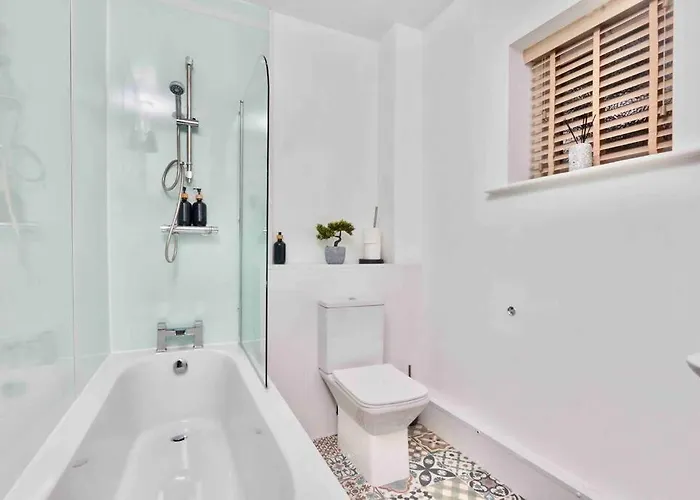 Central Headingley, Sleeps 5 - Free Parking, Wifi & Serviced Workspace - Family & Work Relocations - Weekly & Monthly Rates * Лідс