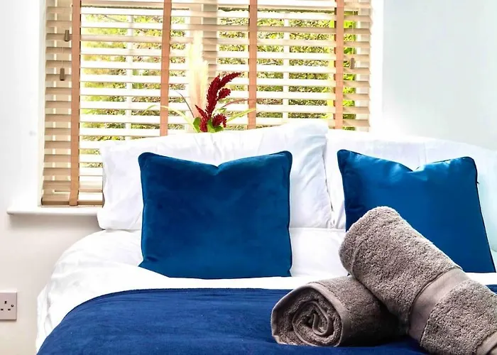 Central Headingley, Sleeps 5 - Free Parking, Wifi & Serviced Workspace - Family & Work Relocations - Weekly & Monthly Rates *