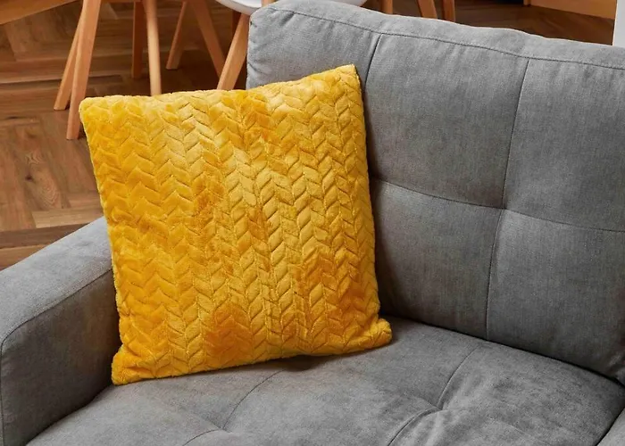 Central Headingley - Work & Family Relocations - Free Parking Apartment *