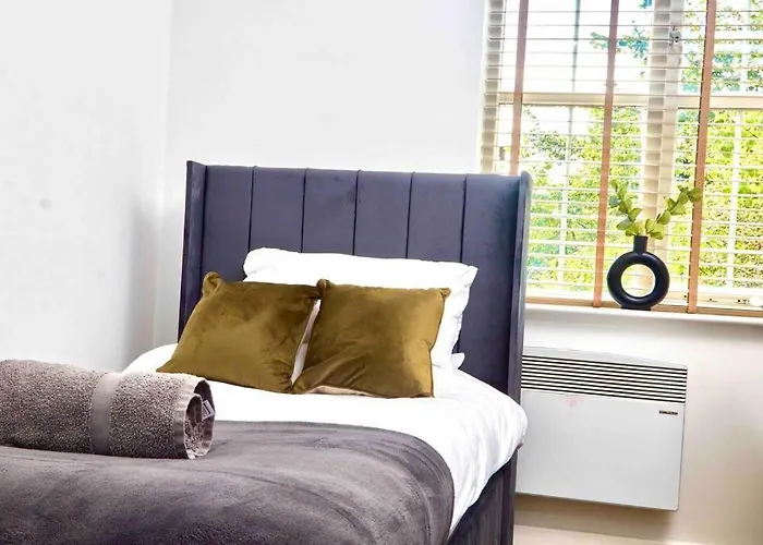 Central Headingley, Sleeps 5 - Free Parking, Wifi & Serviced Workspace - Family & Work Relocations - Weekly & Monthly Rates * Лідс