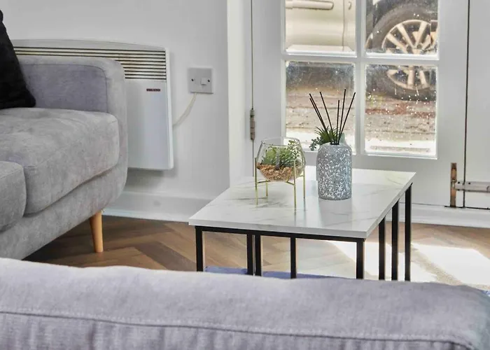 Headingley, Sleeps 5 - Free Parking, Wifi & Serviced Workspace - Family & Work Relocations - Weekly & Monthly Rates