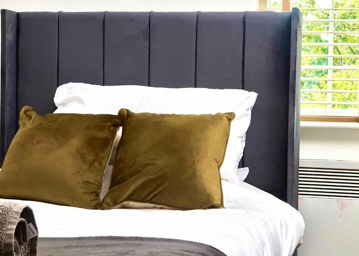 Central Headingley, Sleeps 5 - Free Parking, Wifi & Serviced Workspace - Family & Work Relocations - Weekly & Monthly Rates * Лідс