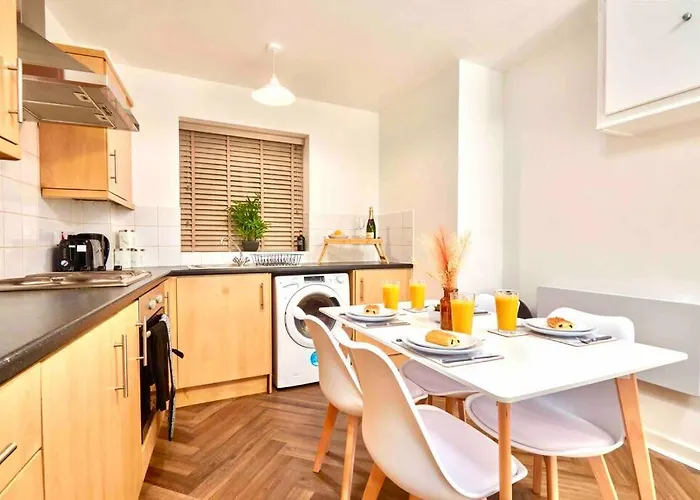 Central Headingley - Work & Family Relocations - Free Parking Leeds (West Yorkshire)