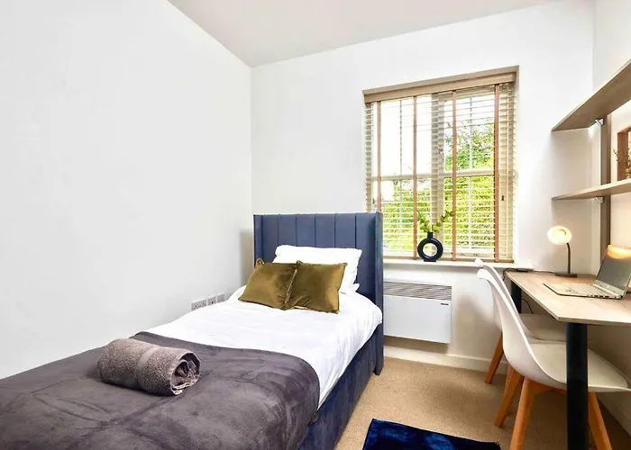 Central Headingley, Sleeps 5 - Free Parking, Wifi & Serviced Workspace - Family & Work Relocations - Weekly & Monthly Rates Апартаменти