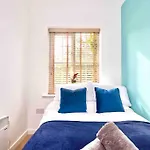 Headingley, Sleeps 5 - Free Parking, Wifi & Serviced Workspace - Family & Work Relocations - Weekly & Monthly Rates