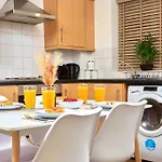 Headingley, Sleeps 5 - Free Parking, Wifi & Serviced Workspace - Family & Work Relocations - Weekly & Monthly Rates Apartment *