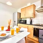 Apartment Headingley, Sleeps 5 - Free Parking, Wifi & Serviced Workspace - Family & Work Relocations - Weekly & Monthly Rates Leeds (West Yorkshire)