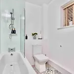 Headingley, Sleeps 5 - Free Parking, Wifi & Serviced Workspace - Family & Work Relocations - Weekly & Monthly Rates * Leeds (West Yorkshire)