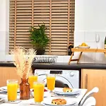 Apartment Headingley, Sleeps 5 - Free Parking, Wifi & Serviced Workspace - Family & Work Relocations - Weekly & Monthly Rates