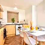 Headingley, Sleeps 5 - Free Parking, Wifi & Serviced Workspace - Family & Work Relocations - Weekly & Monthly Rates Leeds (West Yorkshire)