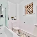 Apartment Headingley, Sleeps 5 - Free Parking, Wifi & Serviced Workspace - Family & Work Relocations - Weekly & Monthly Rates Leeds (West Yorkshire)