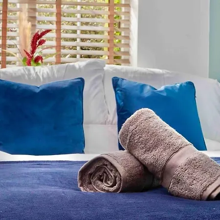 Apartment Headingley, Sleeps 5 - Free Parking, Wifi & Serviced Workspace - Family & Work Relocations - Weekly & Monthly Rates *