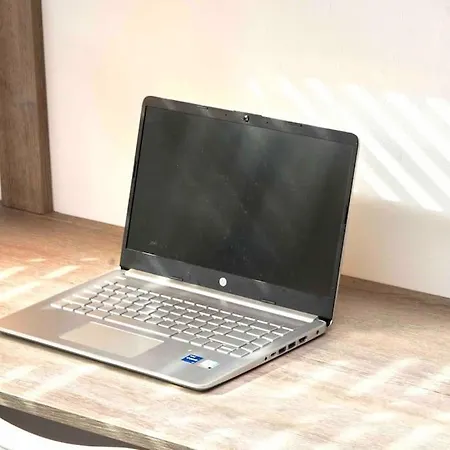 Headingley, Sleeps 5 - Free Parking, Wifi & Serviced Workspace - Family & Work Relocations - Weekly & Monthly Rates