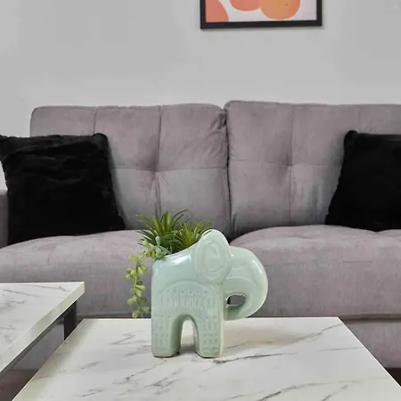 Headingley, Sleeps 5 - Free Parking, Wifi & Serviced Workspace - Family & Work Relocations - Weekly & Monthly Rates Apartment