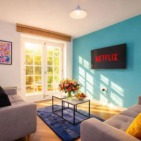 Headingley, Sleeps 5 - Free Parking, Wifi & Serviced Workspace - Family & Work Relocations - Weekly & Monthly Rates Apartment